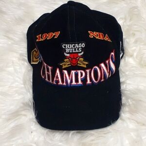Vtg 1997 NBA Champions Black Chicago Bulls Logo Athletic Snapback Hat